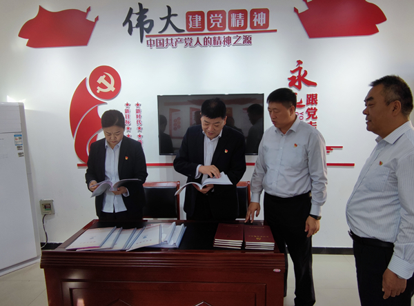 公司黨委副書記、監(jiān)事長(zhǎng)張錫軍同...