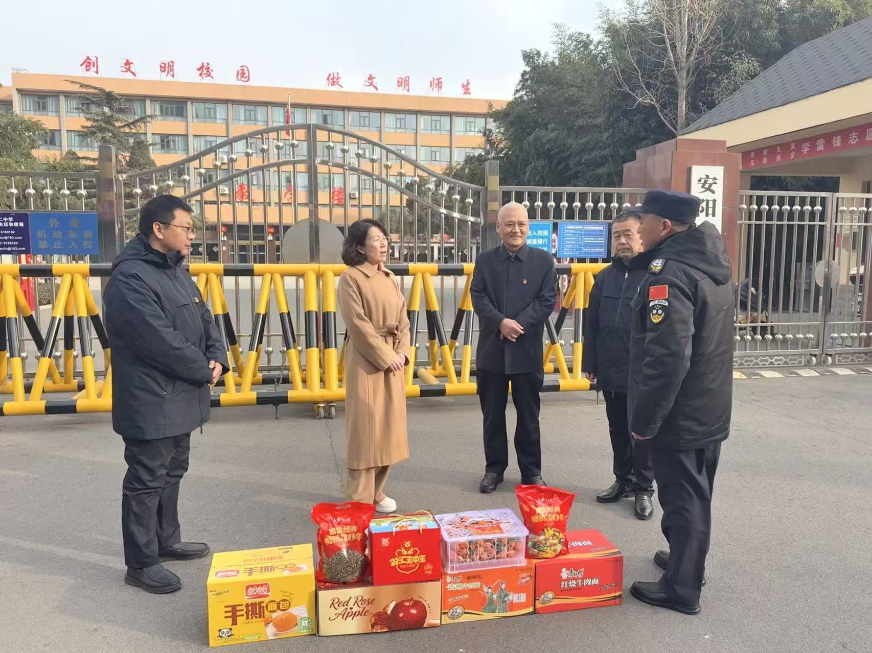 情暖新春守崗人  殷殷關(guān)懷暖人心...